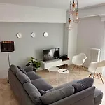 Spacious 2br With Balcony Near Metro * Tessalónica