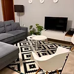 Spacious 2br With Balcony Near Metro Apartamento
