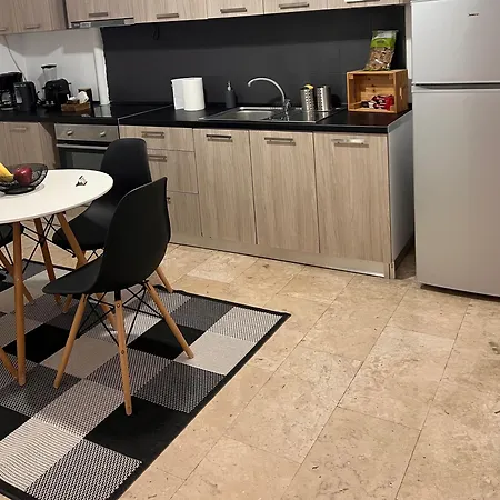 Spacious 2br With Balcony Near Metro Tesalónica