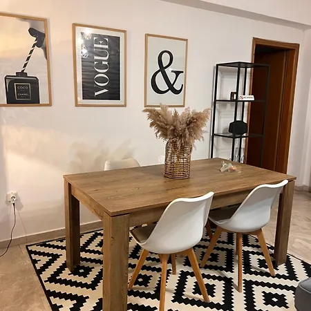 Spacious 2br With Balcony Near Metro Tesalónica