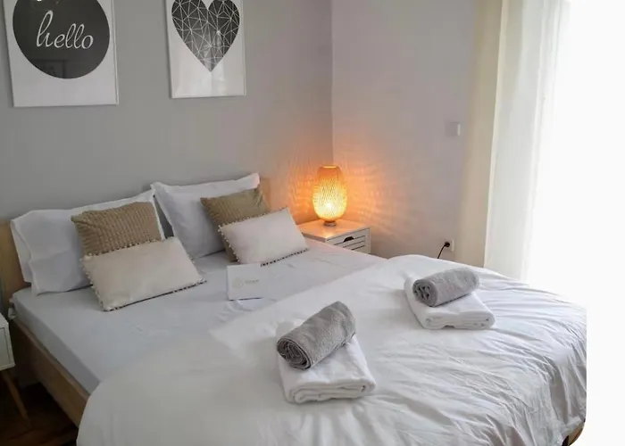 Spacious 2br With Balcony Near Metro Apartament Salonic
