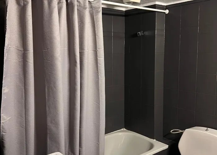 Spacious 2br With Balcony Near Metro * Soluň