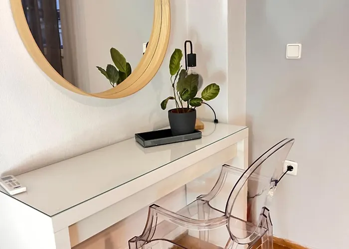 Spacious 2br With Balcony Near Metro * Soluň