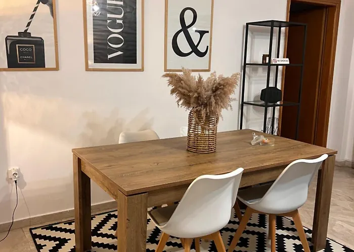 Spacious 2br With Balcony Near Metro Salonic