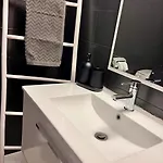 公寓 Spacious 2br With Balcony Near Metro