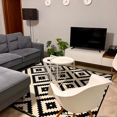 Spacious 2br With Balcony Near Metro Apartment