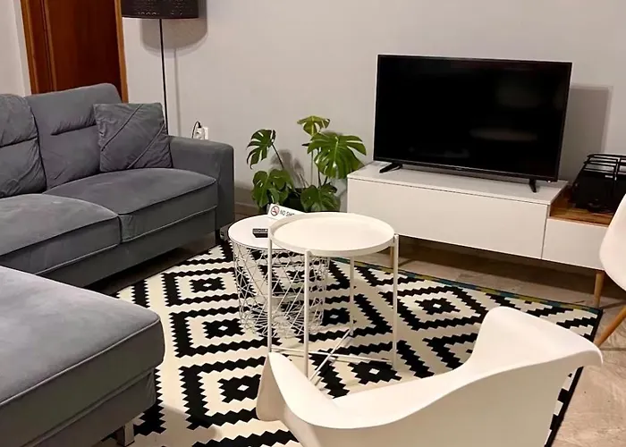 Spacious 2br With Balcony Near Metro Apartment