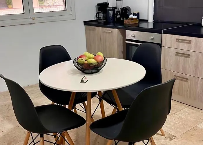 Apartment Spacious 2br With Balcony Near Metro