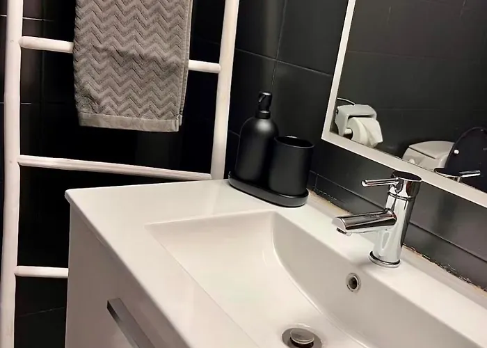 Apartment Spacious 2br With Balcony Near Metro